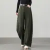 Calça xadrez verde militar de cintura alta com perna curva, um estilo jeans moderno e que rejuvenesce para a temporada de outono de 2026
