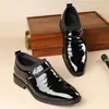 Venta al por mayor transfronteriza de zapatos de cuero de vestir para hombre de talla grande, con acabado brillante, diseño sin cordones y punta cuadrada estilo británico, perfectos para uso formal y como zapatos de boda para el novio