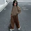 Conjunto casual de dos piezas estilo Maillard para niñas, top a rayas de bloques de color retro con hombros caídos, conjunto de pantalones anchos holgados marrones