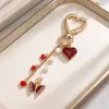 Llavero de Moda Elegante Estilo Europeo y Americano para Mujer con Flor de Goteo de Aceite y Colgante de Perla en Forma de Mariposa y Corazón Accesorio para Bolso