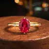 Anel Clássico de Coríndon Vermelho Sangue de Pombo Oval Cultivado para Mulheres, Elegante e Luxuoso, Versátil para o Dia a Dia, Pedra Preciosa Dourada para Mulheres