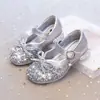 Sapatos de Menina Sapatos de Princesa 2026 Primavera e Outono Novo Estilo Sapatos de Couro Prata Elegantes Sapatos Sociais de Menina com Lantejoulas Flats Brilhantes