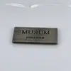 Fabricante de Logos de Letras Metálicas Ropa Personalizada Letrero Cosido a Mano Sombrero Traje de Baño Jeans Accesorios de Ropa Placa de Nombre