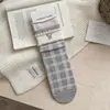 Meias de cano médio Ursinho para mulheres, outono e inverno, combinadas com sapatos de couro pequenos, estilo macaron de cores claras, meias longas de algodão sem costura com design de babados