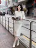 Traje Casual de Moda Estilo Chanel para Mujer, Nuevo Conjunto de Dos Piezas Otoñal Impermeable de Visón con Falda Larga de Punto por Encima de la Rodilla