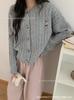 Chaqueta de punto tipo cárdigan gris para mujer 2026 Súper moderna estilo nuevo Bordado de oso Suéter de punto trenzado Conjunto de principios de otoño Top