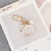 Llavero colgante de aleación creativa con forma de corazón, perla y concha, accesorios para bolso, adornos de joyería metálica, regalos pequeños al por mayor