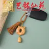 Llavero de gatito juguetón tallado en madera de azufaifo de Yiming Xianyuan, lindo colgante decorativo para mochila de pareja con borla temática de luna