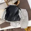 Conjunto de outfit de otoño para niño 2026 nuevo elegante chaqueta de cuero chaleco camisa de primavera y otoño conjunto de tres piezas ropa para niños