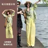 Moda Dopamina Verão 2025 Camisa Amarela Floral de Alto Padrão Calça Casual de Corte Reto Traje de Duas Peças para Mulheres
