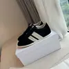 Zapatillas de entrenamiento alemanas de cuero genuino con dos rayas, zapatillas casuales planas retro, zapatillas deportivas versátiles para mujer para comercio electrónico transfronterizo