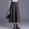 Saia midi xadrez moderna e estilosa para mulheres, Novo estilo Outono/Inverno 2026, Cintura alta, Emagrecedora, Saia evasê, Bom caimento, Versátil, Saia com barra larga