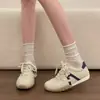 Zapatillas de entrenamiento alemanas blancas de cuero para mujer, nuevas zapatillas deportivas de suela blanda para el verano 2026, zapatillas casuales versátiles ligeras de corte bajo