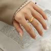 Europa y Estados Unidos personalidad Internet rojo con textura repujada de arrugas irregulares anillo de personalidad nicho anillo para chicas joyería de acero de titanio