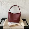 Bolsa de cubo nueva de verano transfronteriza versión coreana nicho bajo el brazo moda casual bolso de mano bolso de hombro de gran capacidad