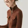 Coleção Outono/Inverno 2026 Bai Cai Rong: Cardigã de tricô estilo europeu com gola alta e zíper, uma peça de outer wear listrada de alta qualidade e moderna