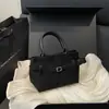 Novo Item de Moda de Comércio Exterior Transfronteiriço, Mesmo Estilo que Celebridades da Internet, Versátil Bolsa de Mão e Bolsa de Ombro com Design Retrô de Camurça