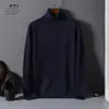 Suéter liso de cuello alto para hombre con tejido denso para mayor calidez, perfecto para usar en capas en otoño e invierno.; presenta alta elasticidad y un diseño de jersey