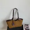 Bolso de mano informal de gamuza para mujer 2025 Otoño Nuevo estilo de gama alta estilo extranjero de un solo hombro accesible para la axila Bolso de mano de lujo