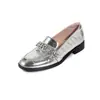 Sapatos femininos de couro pretos, novo modelo outono 2026, mocassins estilo faculdade britânica, sapatos femininos slip-on com strass requintados, modernos