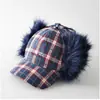 Gorra de Béisbol de Felpa con Bordado de Letras a Cuadros de Doble Uso para Hombres y Mujeres, Sencilla Casual Versátil Cálida Protectora de Orejas con Visera
