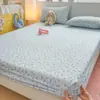 Novo conjunto de lençol de solteiro com estampa plissada de três peças, capa de cama de solteiro de desenho animado para casa, amigável à pele e confortável, adequado para dormir sem roupa, atacado de roupas de cama