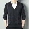 Cárdigan de otoño e invierno para hombres de mediana edad y mayores, suéter tejido, cárdigan de botones a cuadros, suéter de moda casual, ropa para padre