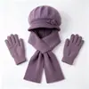 Conjunto de tres piezas para mujeres de mediana edad y mayores: gorro de punto grueso y cálido de otoño e invierno, gorra de béisbol de pelo de conejo, bufanda y guantes