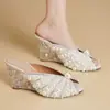 Chanclas de cuña redondas estilo europeo y americano con perlas para mujer 2026 Verano Nuevo Estilo Sandalias de boca de pez Zapatos de tacón alto con pedrería para mujer Venta al por mayor