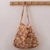 Bolso de lona con estampado floral fresco de Dongdaemun, estilo coreano, para mujer, estilo urbano, combinable, para debajo del brazo, precio unitario, gran capacidad.