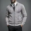 Suéter con forro polar para hombre, otoño/invierno 2026, de importación, cárdigan de punto, cuello alto estilo juvenil, suéter con cremallera, prenda de abrigo