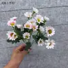 7 Tenedores 20 Cabezas Margarita Pequeña Simulada Pinza de Cangrejo Crisantemo Flor de Seda Arreglo Floral para el Hogar Decoración de Carretera Accesorios para Fotografía Flor Artificial Mayoreo