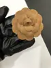 Todos os 7,2 cm flor branca estilo Chanel flor de camélia adesivos de joia saco de embalagem broche de lapela prendedor de cabelo base de flor mais fivela de pino de peito de dupla finalidade