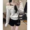 JustQin 2026 Otoño/Invierno Nuevo Estilo Suéter Falso de Dos Piezas Hombros Descubiertos Sexy para Mujer