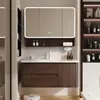 Conjunto de gabinete de baño estilo mediados de siglo de madera de nogal y aluminio de panal, incluyendo un lavabo de cerámica y tocador para el baño