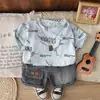 Conjunto de Verão para Menino 2026 Nova Roupa Infantil Verão Letra Manga Curta Roupas Casuais Conjunto de Duas Peças Tendência Dropshipping