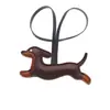 Colgante de perro salchicha de moda en stock, colgante de bolsa de cachorro de cuero de dibujos animados, accesorio para funda de teléfono, decoración de llavero