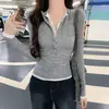Camiseta Gris de Dos Piezas Falsas de Manga Larga para Mujer, Nuevo Estilo Primavera/Otoño 2026, Adelgazante, Enfocada en el Diseño, Top de Nicho