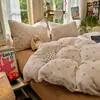 Conjunto de cama de quatro peças estilo coreano, com bolinhas, macio e fofo, qualidade A, apresentando um design de desenho animado fofo, adequado para quartos de dormitório; inclui uma capa de edredom e um lençol com elástico