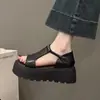 Novidade Verão 2026 Bico Redondo Abertos Respiráveis Leves Antiderrapantes Tiras Cruzadas Femininos Para Uso Externo Slip-On Chinelos de Moda