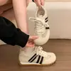 Zapatillas de entrenamiento alemanas amarillas de suela gruesa para mujer, nuevo modelo verano 2026, zapatillas casuales de malla transpirable, zapatos blancos versátiles