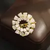 Broche Geométrico Trapezoidal de Zircônia Micro-incrustada Versátil Exquisito Novo Pin para Xale Dourado Elegante Nicho Uso Duplo para Mulheres
