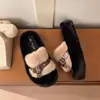 Sandalias Planas Peludas de Moda Color-Blocking para Mujer Ropa de Exterior 2026 Otoño/Invierno Nuevas Zapatillas Casuales Cálidas Cómodas que Aumentan la Altura