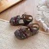 Sandálias Infantis 2026 Verão Novo Estilo Meninas Laço Vazado Sapatos de Princesa Meninas Pequenas Tecido Macio Solado Sapatos Romanos