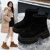 Botas de neve femininas com sola grossa, novo estilo de inverno 2026, forradas com fleece para aquecimento, botas curtas espessadas, antiderrapantes, botas Martin, sapatos grandes de algodão