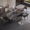 Sillas de comedor de estilo italiano, un diseño de lujo ligero y minimalista moderno para uso doméstico, con un respaldo sencillo y una estética de alta gama y diseño.