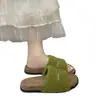 Colección Otoño 2026: Pantuflas de punta abierta, mullidas, para interior y exterior, con suela gruesa, estilo casual y diseño versátil, hechas de suave lana de cordero.