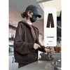 Sudadera con capucha marrón, prenda exterior casual de principios de otoño para mujer, conjunto deportivo, nuevo estilo 2026, cárdigan relajado estilo americano, conjunto completo