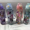 Copo com Canudo de Plástico Fofo para Crianças Caçador K-Pop Bruxa Desenho Animado Grande Capacidade Portátil de Viagem Copo de Água com Aparência Bonita