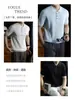 Camisa polo de tricô listrada vertical de luxo leve para homens, resistente a rugas e estilosa, de manga curta, respirável e versátil para o verão, com gola de lapela